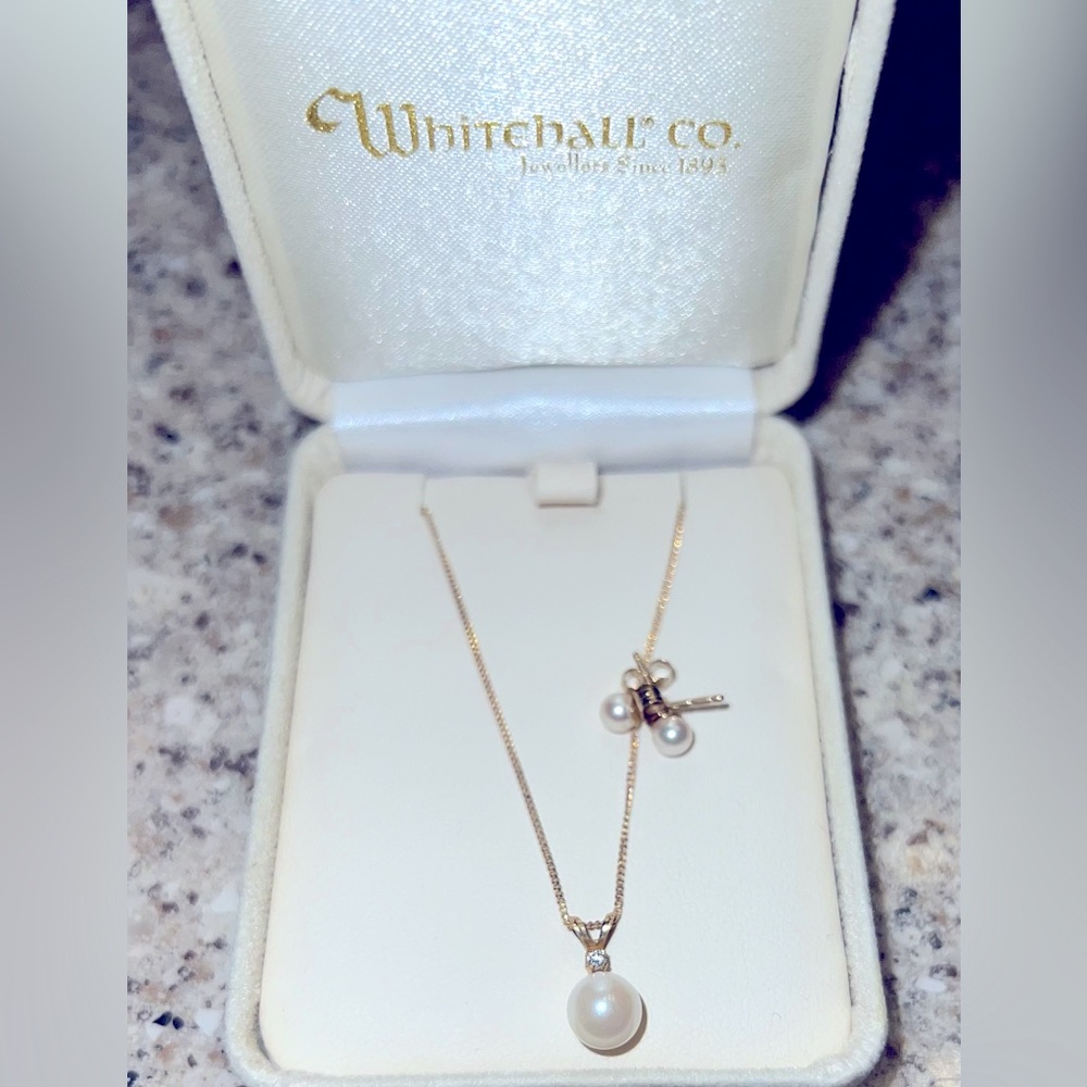 Whitehall Jewelers 14k gold with fresh water pearl & diamond necklace & earrings